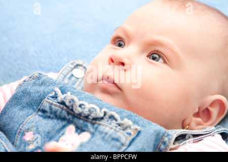 Cute baby girl vêtue de jeans Banque D'Images