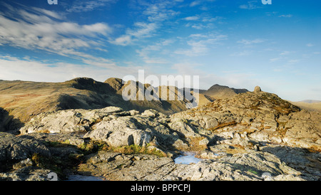 Le sommet de brochets O Blisco dans le Lake District, avec Bowfell et Crinkle Crags dans l'arrière-plan Banque D'Images