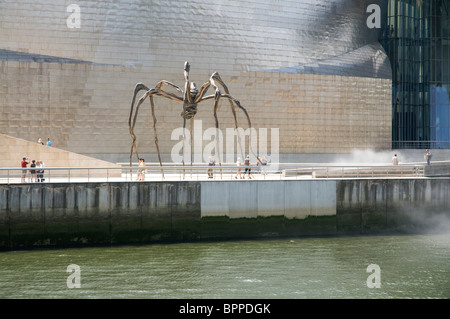 La statue d'araignées par Elizabeth Bourgeois près du Musée Guggenheim Banque D'Images