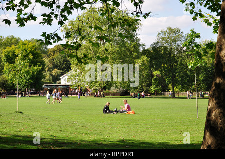 En été, le parc Queen's Park, London Borough of Brent, Greater London, Angleterre, Royaume-Uni Banque D'Images