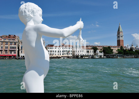 Venise. L'Italie. Garçon avec une grenouille de l'artiste Charles Ray sur la Punta della Dogana Banque D'Images