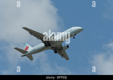 Embraer 170-200LR Air Canada l'approche finale de l'atterrissage. Banque D'Images