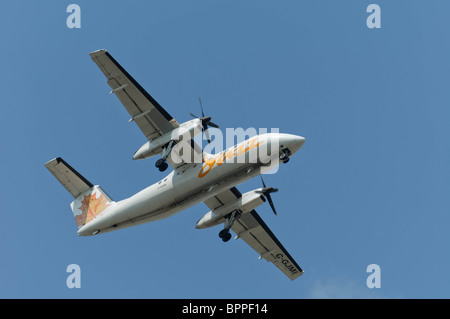 Air Canada Jazz C-GJMI, un DHC-8-102 Dash 8 en approche finale pour l'atterrissage et de débarquement des passagers. Banque D'Images