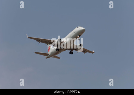 Embraer 170-200LR Air Canada l'approche finale de l'atterrissage. Banque D'Images