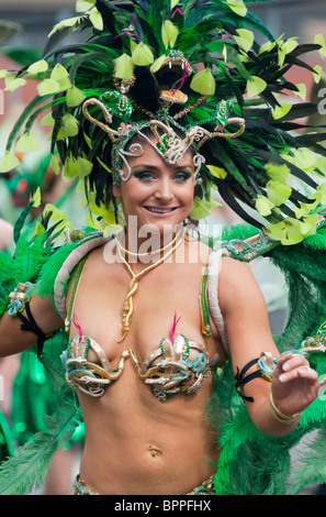 Une showgirl au carnaval de Notting Hill (2010) à Londres, en Angleterre. Banque D'Images