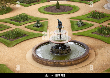 Regardant vers le bas sur les jardins avec de l'eau Fontaine à Osborne House, East Cowes (île de Wight, Hampshire UK en Mai - Osbourne House Banque D'Images