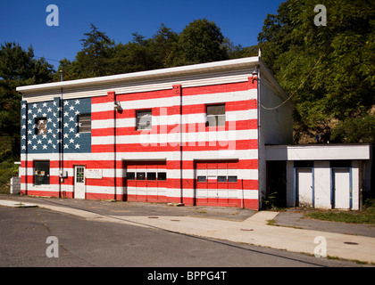 Drapeau américain peint sur l'avant du bâtiment ancien - Virginie-Occidentale, États-Unis Banque D'Images