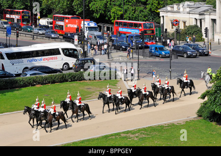 Vue aérienne d'en haut à en bas, sur Hyde Park road junction horses & soldats Household Cavalry sur voie à l'évolution de la Garde côtière canadienne London England UK Banque D'Images