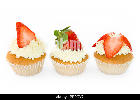 Trio de cupcakes fraises contre white Banque D'Images