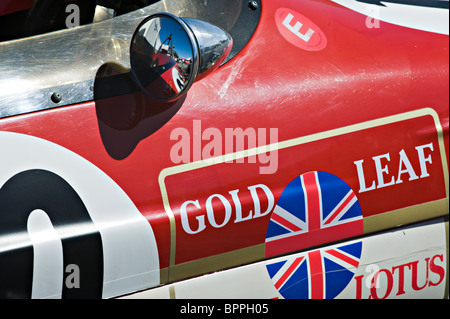 Du côté du poste de pilotage et Wing Mirror sur une feuille d'or de voiture de course Lotus 59 dans les enclos à Oulton Park Motor Racing Circuit Cheshire England UK Banque D'Images