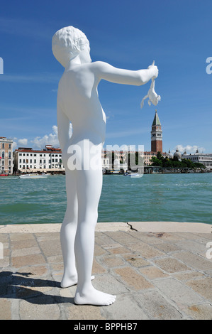 Venise. L'Italie. Garçon avec une grenouille de l'artiste Charles Ray sur la Punta della Dogana. Banque D'Images