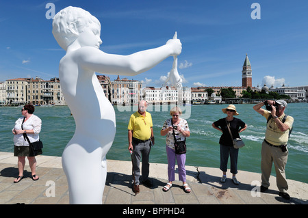 Venise. L'Italie. Garçon avec une grenouille de l'artiste Charles Ray sur la Punta della Dogana Banque D'Images