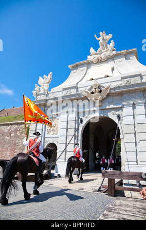 Le changement de garde à l'Alba Carolina fortress à Alba Iulia, Roumanie. Banque D'Images