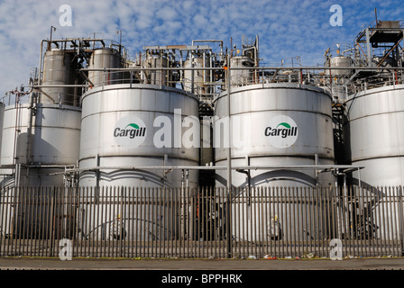 Récipients de stockage pour Cargill, les entreprises de transformation des aliments les navires chimiques sur Liverpool Docks Banque D'Images