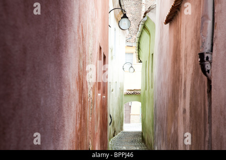 La corde Street considéré comme l'endroit le plus étroit d'Europe le 30 juillet 2010 à Brasov, Roumanie. Banque D'Images