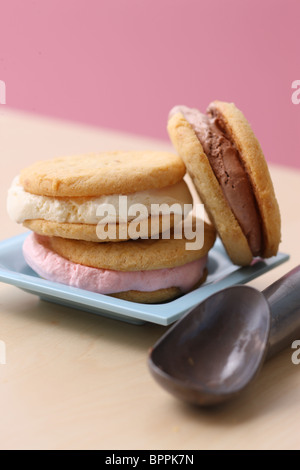 Fraise, Vanille et chocolat sandwichs à la crème glacée Banque D'Images