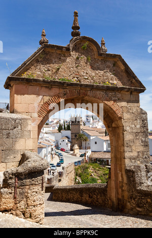 Ronda, Province de Malaga, Espagne. Voûte de Philippe V, construit 1742. Arco de Felipe V. Banque D'Images