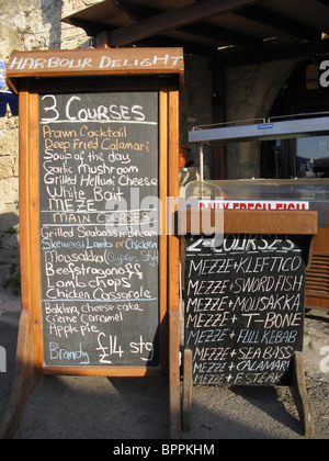 KYRENIA, Chypre du Nord. En dehors d'un menu de restaurant sur Kyrenia Harbourfront. L'année 2009. Banque D'Images