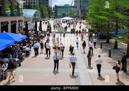 Canary Wharf des employés de bureau à l'heure du déjeuner Banque D'Images