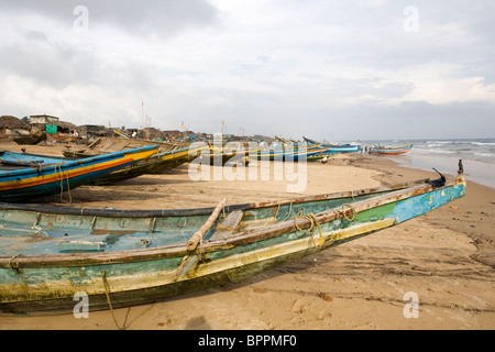 Bateaux de pêche sur la plage dusring la journée de repos au village de pêcheurs à Puri, Orissa, Inde. Banque D'Images