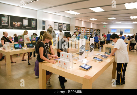 Les gens shopping pour l'ipad à l'Apple Store, Fashion Show mall, Las Vegas USA Banque D'Images