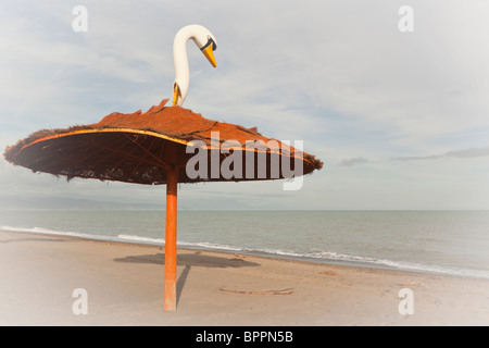 Parasol avec Swan's head fixés en haut sur la plage Playamar, Torremolinos, Malaga Province, Costa del Sol, Espagne Banque D'Images