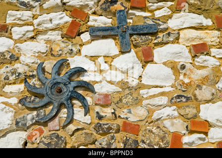 Plaques de support sur un mur en brique, pierre et silex en bâtiment Thornham, North Norfolk, Angleterre Banque D'Images