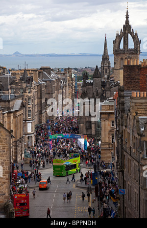 Avis de Royal Mile Edinburgh de Castlehill pendant Festival Fringe d'Écosse Angleterre Europe Banque D'Images