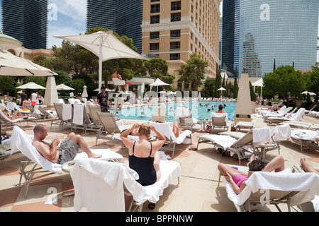 Les clients de l'hôtel le soleil brille, à la piscine, l'hôtel Bellagio, Las Vegas, Nevada, USA Banque D'Images