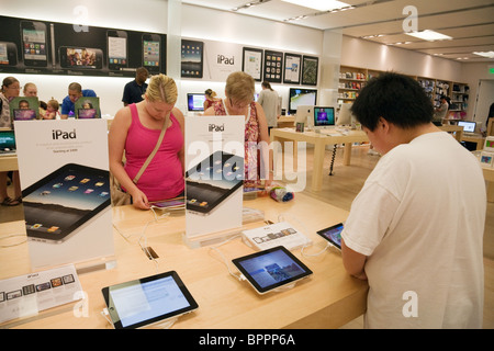 Shoppers essayant les ipad dans les Apple Store, Fashion Show mall, Las Vegas USA Banque D'Images