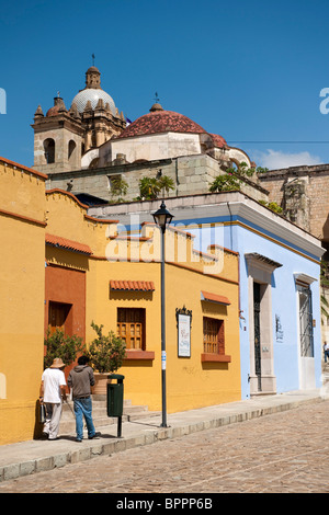 Scène de rue à l'église de Santo Domingo à l'arrière-plan, Oaxaca, Mexique Banque D'Images