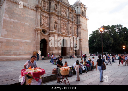 Sur le Zocalo cathédrale au crépuscule, Oaxaca, Mexique Banque D'Images