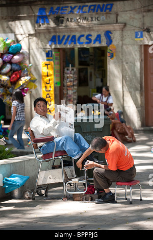 Chaussures sur le Zocalo, Oaxaca, Mexique Banque D'Images