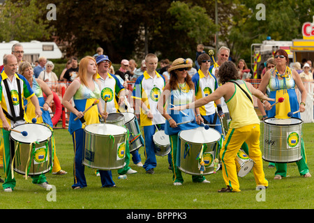 Percussions Samba band at country fair par gros bruit Bande Samba communautaire Banque D'Images