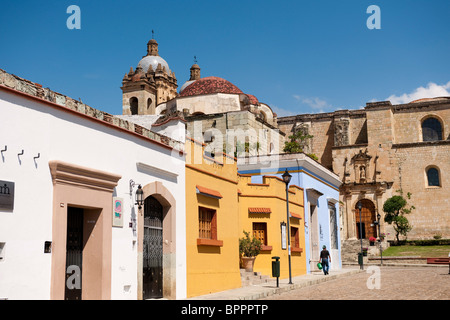 Scène de rue à l'église de Santo Domingo à l'arrière-plan, Oaxaca, Mexique Banque D'Images