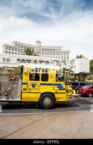 Un camion des pompiers du comté de Clark sur le strip, Las Vegas NEVADA USA Banque D'Images