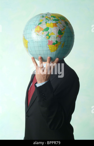 Un homme tenant un globe à la tête Banque D'Images