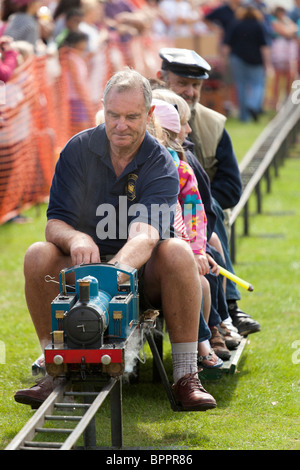 Chemin de fer modèle siéger sur ride at country fair et Flower show Banque D'Images