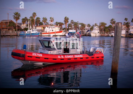 Patrouilleur des garde-côtes américains chefs sortir du port à Port Aransas, Texas. Banque D'Images