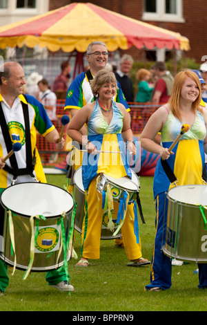 Percussions Samba band at country fair par gros bruit Bande Samba communautaire Banque D'Images