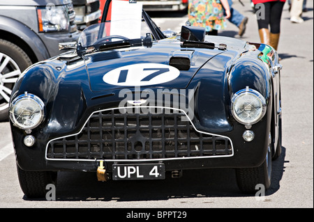 Aston Martin DB3 noir Voiture de sport de course dans les enclos à Oulton Park Motor Racing Circuit Cheshire England Royaume-Uni UK Banque D'Images