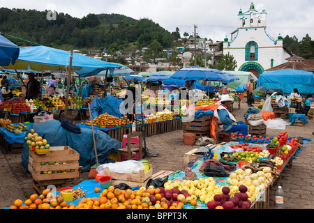 En face du marché de l'église San Juan Bautista qui pratique des croyances mayas, San Juan Chamula, près de San Cristobal de las Casas Banque D'Images