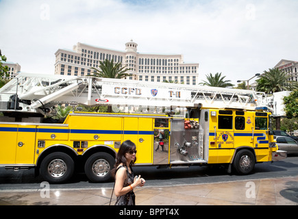 Un camion des pompiers du comté de Clark sur le strip, Las Vegas NEVADA USA Banque D'Images