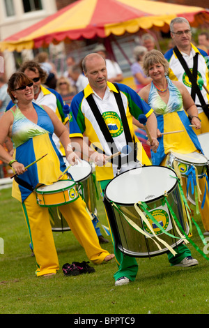 Percussions Samba band at country fair par gros bruit Bande Samba communautaire Banque D'Images