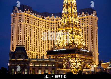 L'Hôtel de Paris et de la tour Eiffel de nuit, le Strip, Las Vegas, Nevada, USA Banque D'Images