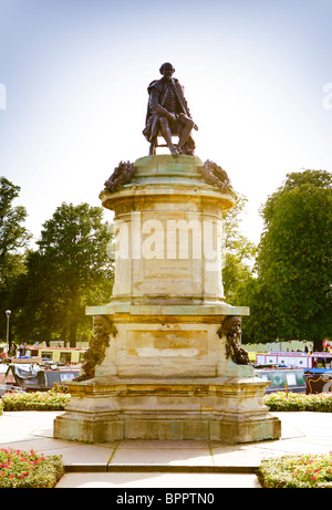 Stratford-upon-Avon. Statue de William Shakespeare. Banque D'Images