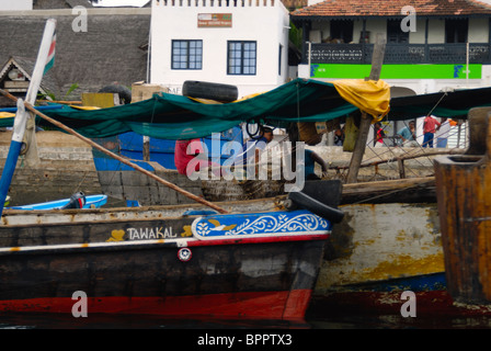 Les dhows dans le port, l'île de Lamu, Kenya Banque D'Images