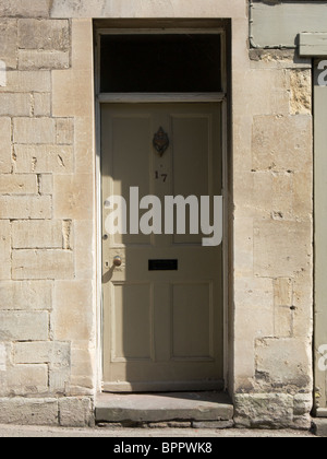 Vieille porte d'une maison traditionnelle de Cirencester, Gloucestershire, Royaume-Uni. Banque D'Images