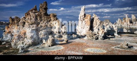 Les cercles rouges et de tuf calcaire. Lac mono. Californie Banque D'Images