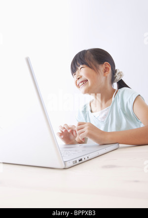 L'étude de jeune fille avec un ordinateur portable Banque D'Images